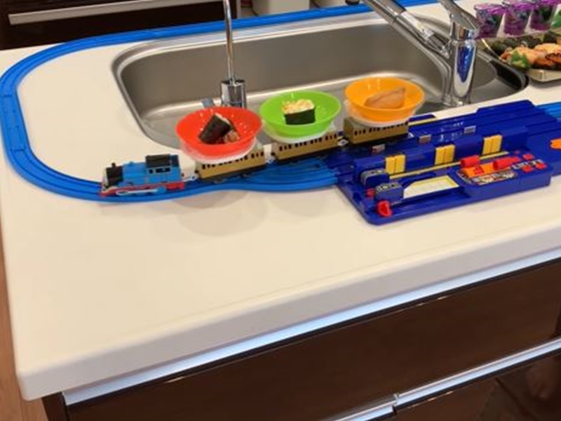 火車軌變迴轉壽司運輸帶。