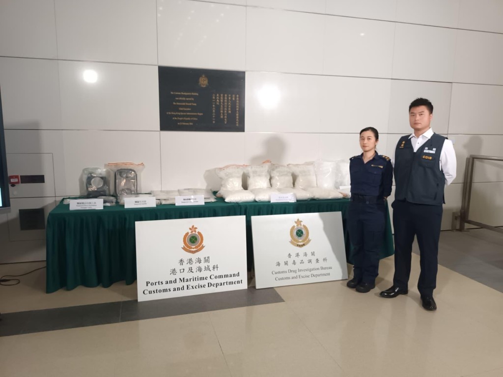 海關於葵涌和土瓜灣破獲兩宗毒品案件,共檢獲56公斤懷疑氯胺酮、1.2公斤懷疑可卡因及800克懷疑霹靂可卡因,估計市值共約2300萬元。 海關於葵涌和土瓜灣破獲兩宗毒品案件,共檢獲56公斤懷疑氯胺酮、1.2公斤懷疑可卡因及800克懷疑霹靂可卡因,估計市值共約2300萬元。