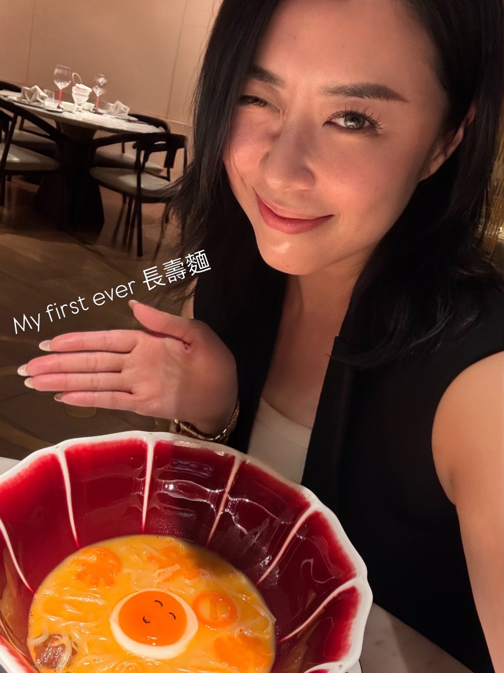 陳逸璇開心展示人生中第一碗長壽麵。 陳逸璇開心展示人生中第一碗長壽麵。