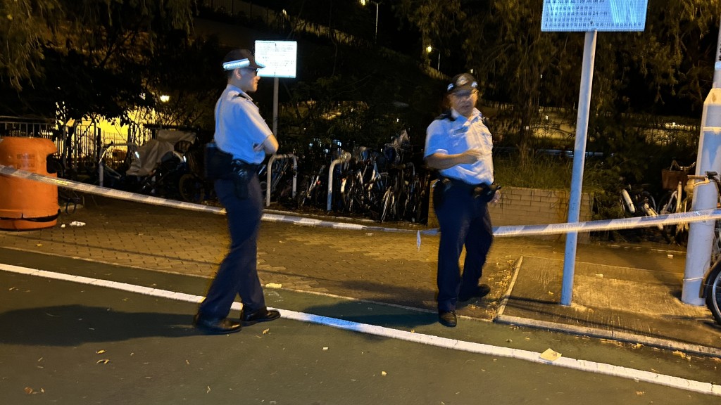 警員在雍明商場對開單車停泊處調查。蔡楚輝攝
