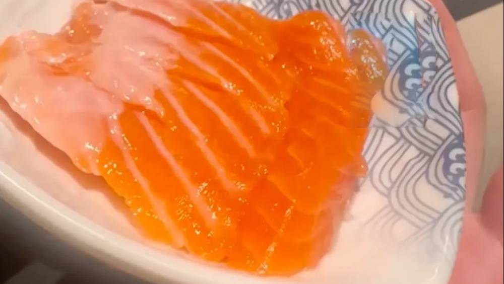 虹鱒當三文魚賣，鄭州黑店被消費者踢爆索償十倍。 現化快報