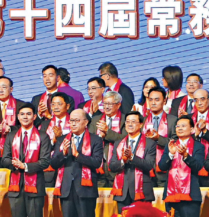 ■新界社團聯會舉行成立38周年會慶暨第14屆常務理事會就職典禮。前排左起：譚鎮國、鄭雁雄、李家超及陳勇。