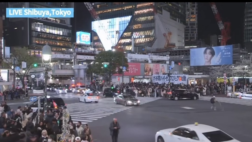 涩谷十字路口有人泼液点火。  LIVE Camera