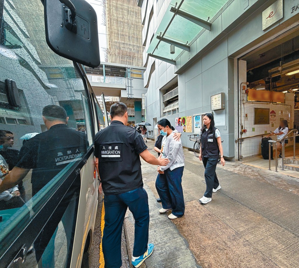 被捕「黑工」由入境處人員押走。