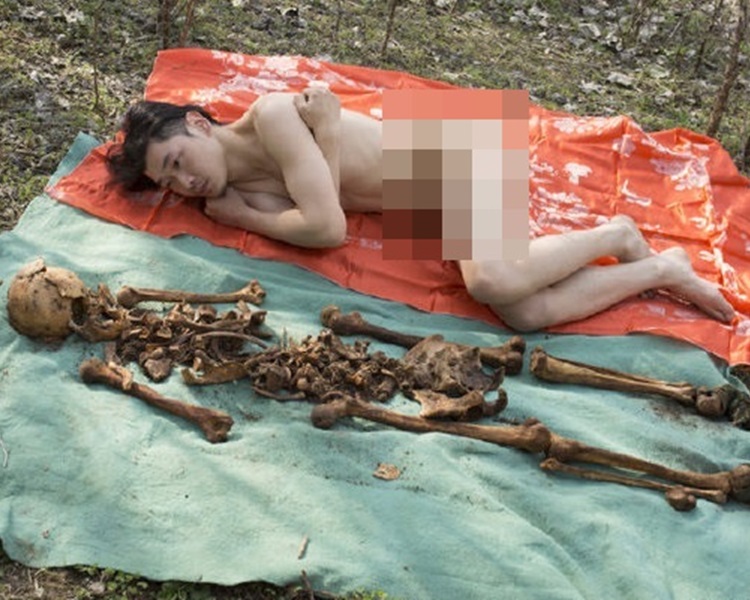 司原逐冀一系列與父骨的合照惹來極大爭議。微博