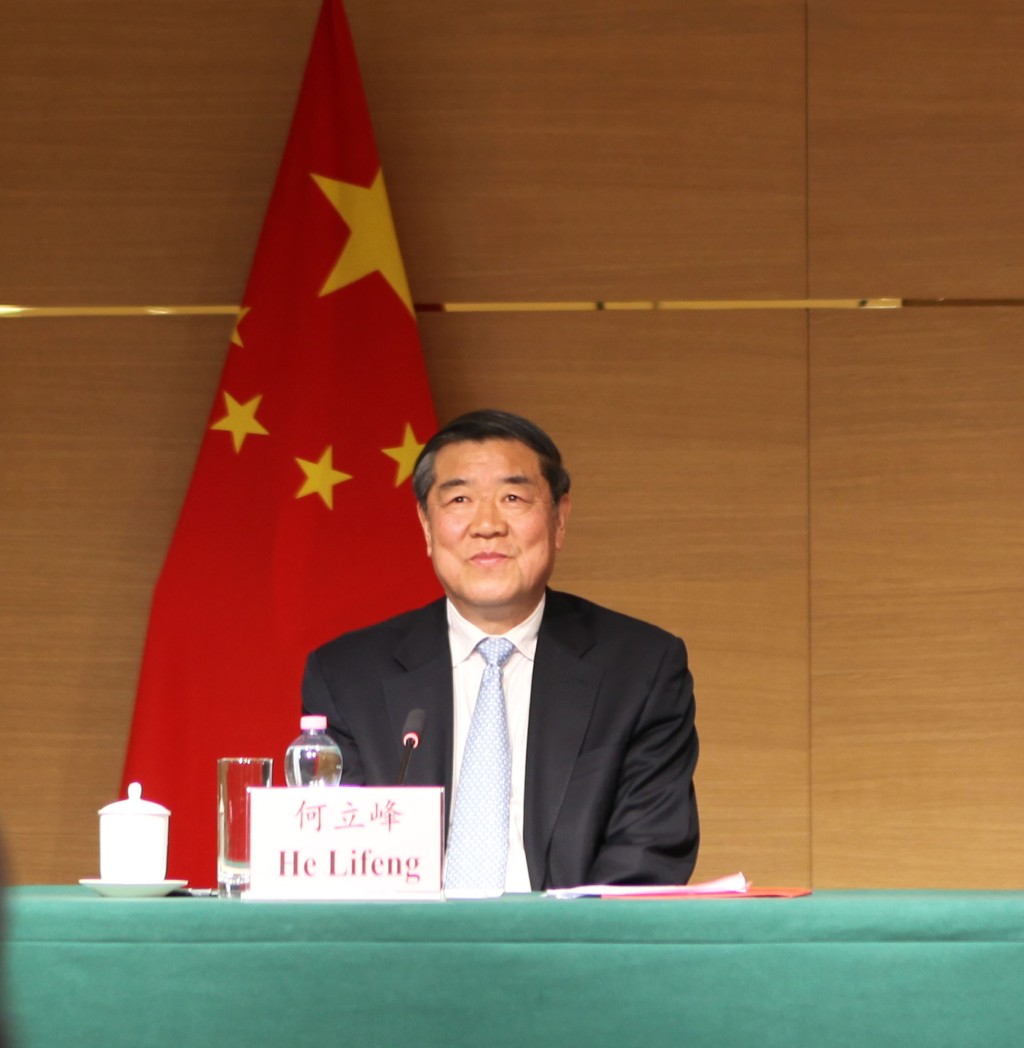 何立峰在記者會上。 中新社 何立峰在記者會上。 中新社
