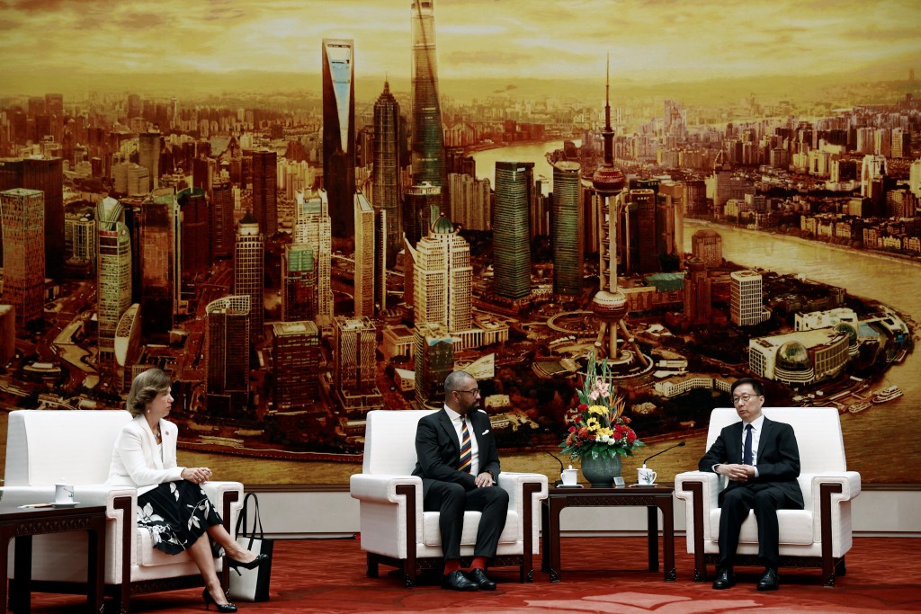 中国国家副主席韩正与访华的英国外长祁湛明会面。路透社
