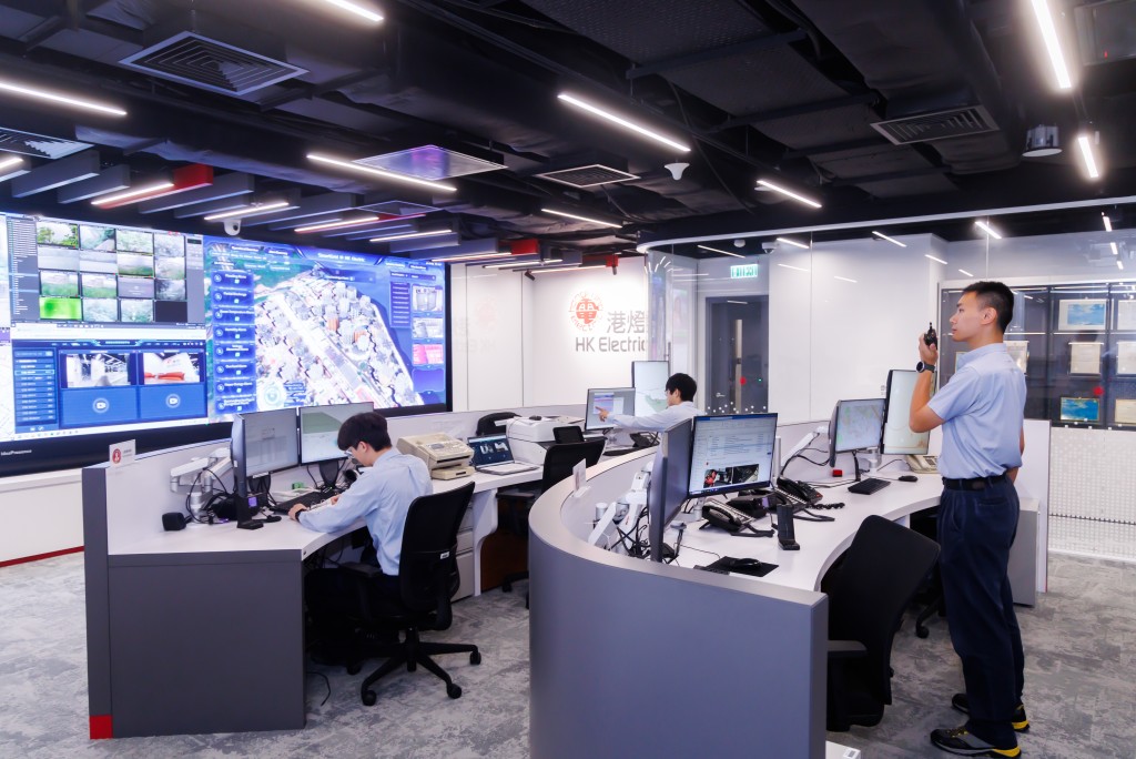 港燈成立 「智能營運及緊急應變中心 」, 配合三大智慧裝備,提升電網韌性及應變能力。 港燈成立 「智能營運及緊急應變中心 」, 配合三大智慧裝備,提升電網韌性及應變能力。
