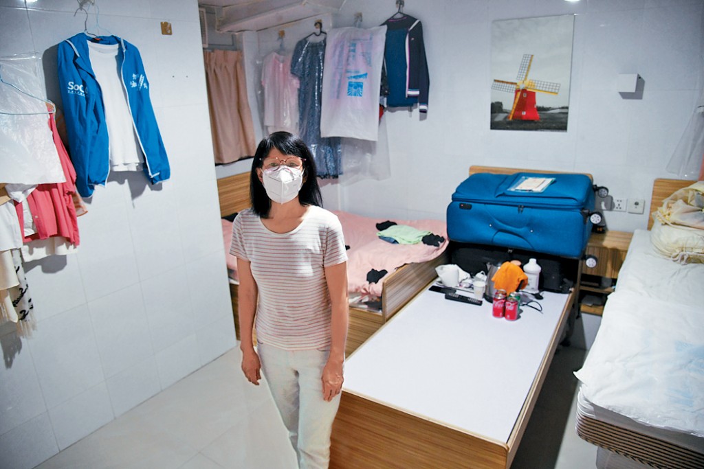 姜女士經歷露宿生活後,獲安排入住賓館房間,覓得棲身之所。