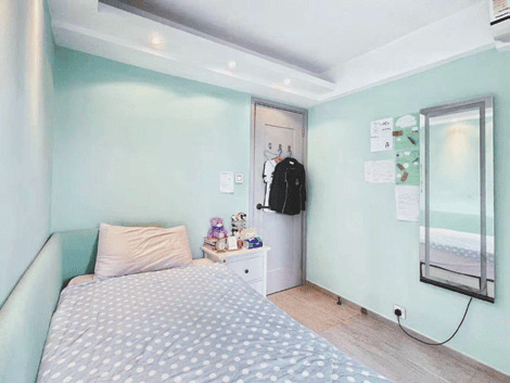 圖中睡房以粉藍色為基調，營造出寧靜的感覺。