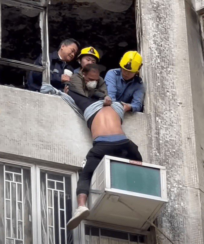 工友和消防員合力將事主救起。fb：香港突發事故報料區及討論區