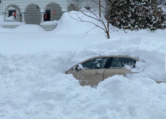 私家車被埋在約40吋積雪底下。New York State Police fb