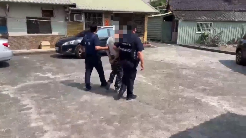 警方逮人画面。 中天新闻