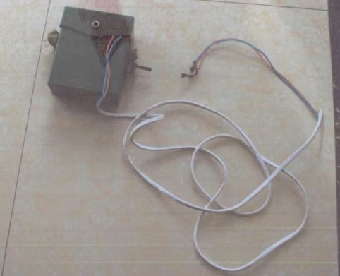 涉案工具之一的手搖電話機。