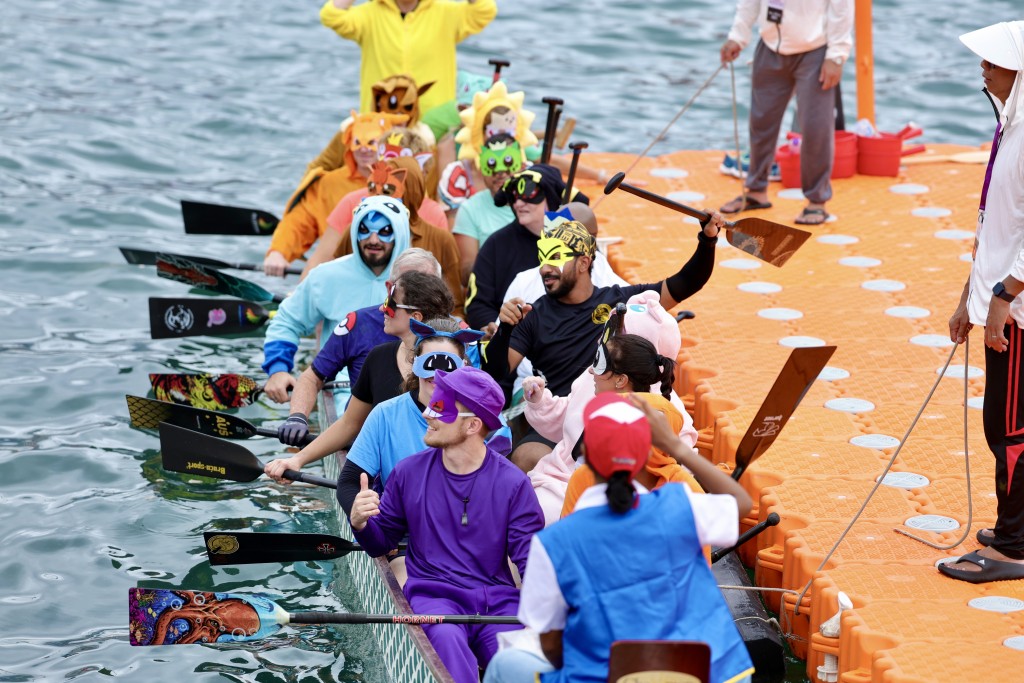 香港国际龙舟邀请赛今日（16日）进入第二日的赛事。刘骏轩摄