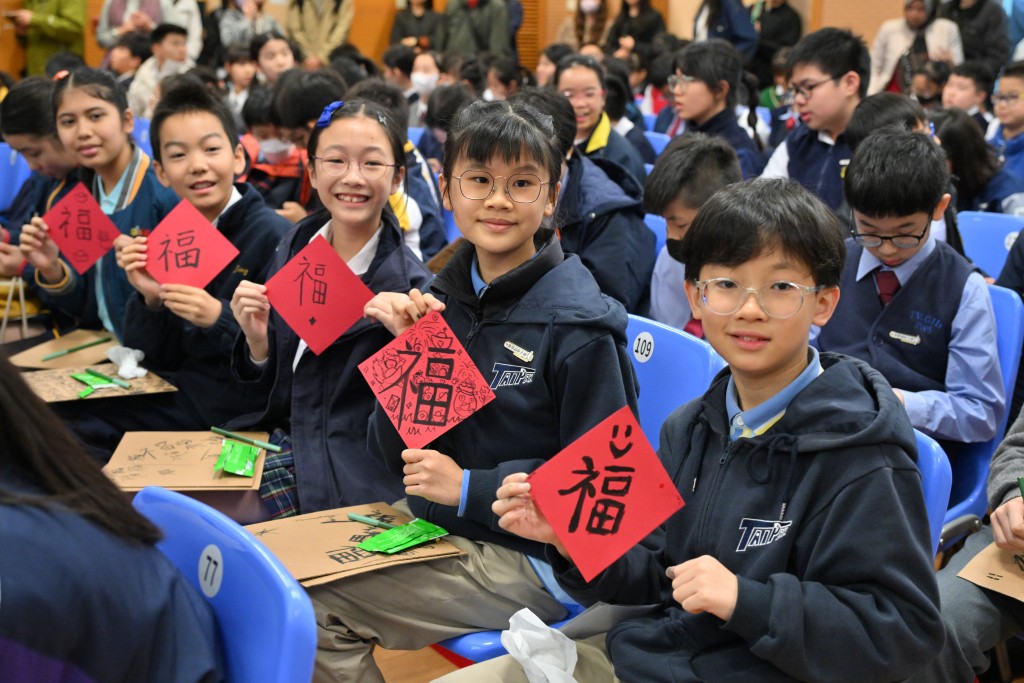 學生們展示親手寫下的「福」字。