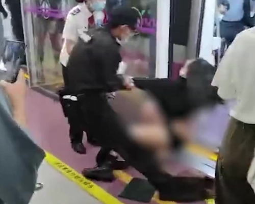 女乘客被保安強行拉下車廂,處理手法被受爭議。