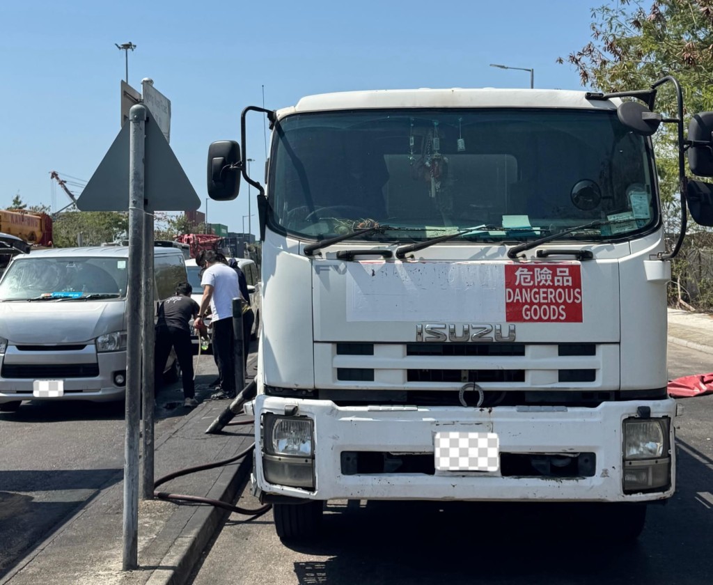 消防處於上水文錦渡路及葵青昂運路搗破6個非法加油站，共檢獲約12.8萬公升柴油，市值超過400萬元。消防處提供