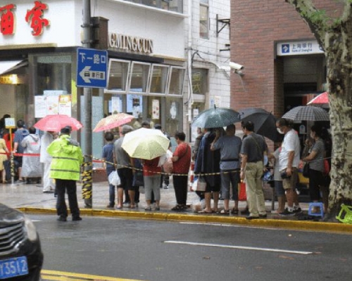 上海卖鲜肉月饼的老店长期大排长龙，即使风雨都无阻民众光顾。（网上图片）