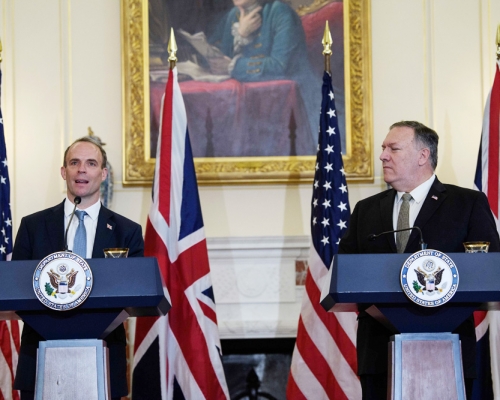 美国国务卿蓬佩奥(右)与到访华盛顿的英国外相蓝韬文(左)会面。 AP图