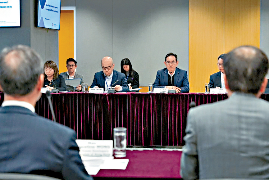 發展局日前向土地及建設諮詢委員會轄下的精簡發展管制聯合小組委員會，介紹新措施。