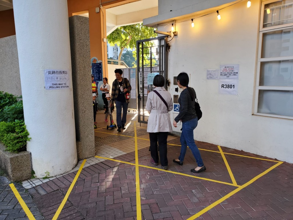 到下午時分,繼續有帝怡區選民到達票站投票。