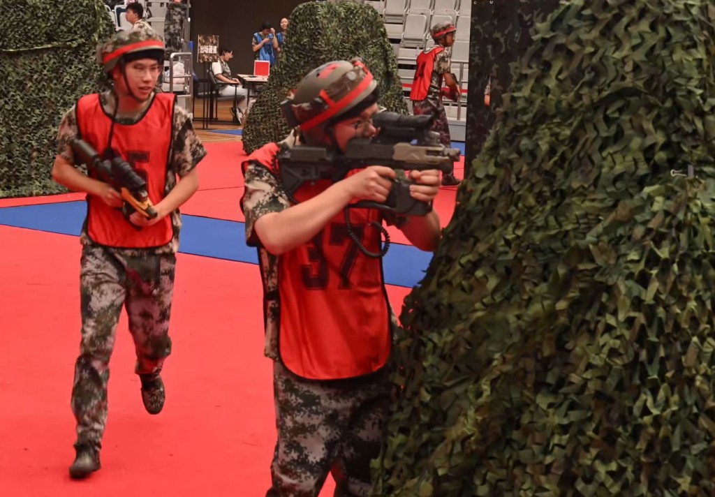 復旦大學軍訓加入真人CS賽環節成為熱議。抖音＠復旦大學