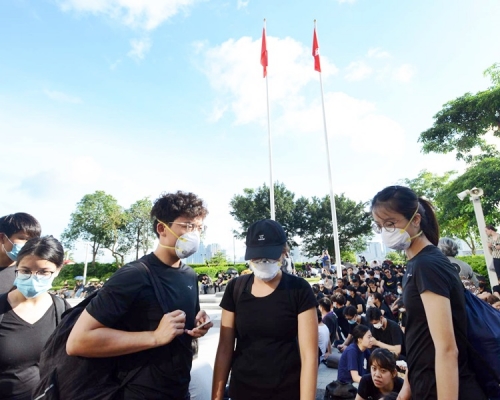 示威者大部分為年青人,多人戴上口罩。