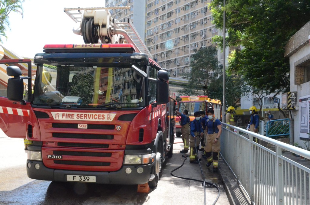 消防出動一隊煙帽隊及開動一條喉灌救。