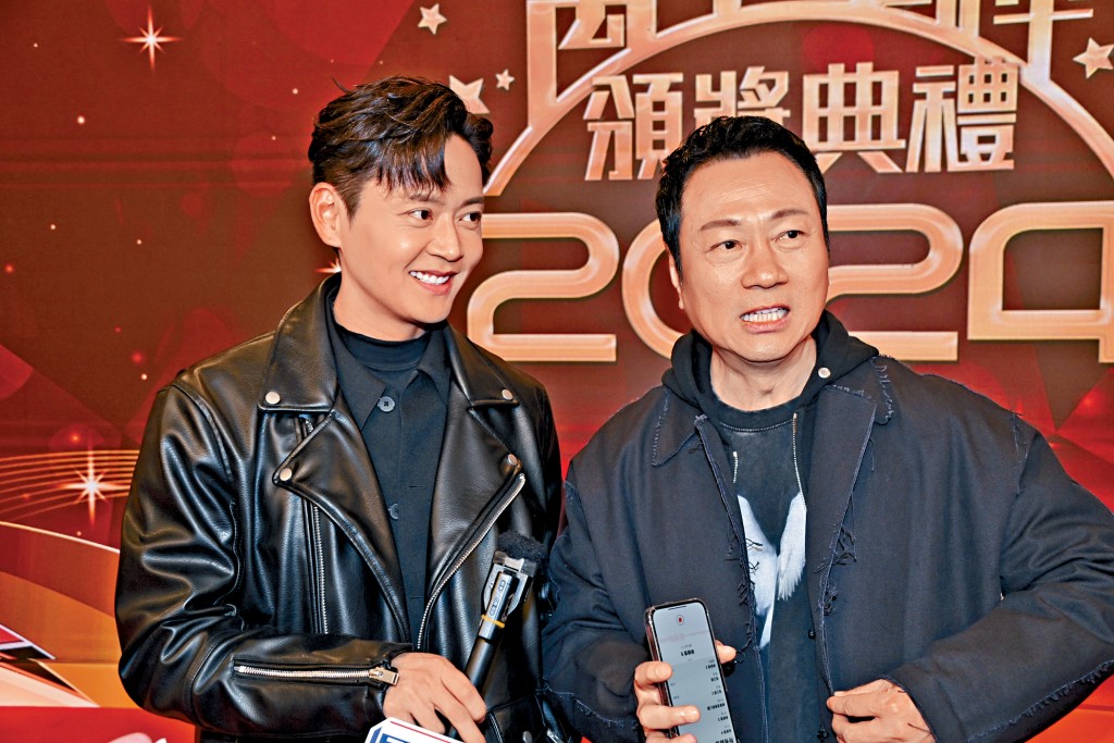 黎耀祥(右)讚張振朗識拉票。