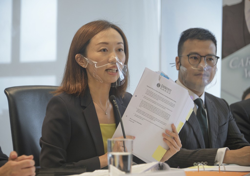 黃巧欣(左)專注商業及跨境財富規劃。資料圖片 黃巧欣(左)專注商業及跨境財富規劃。資料圖片