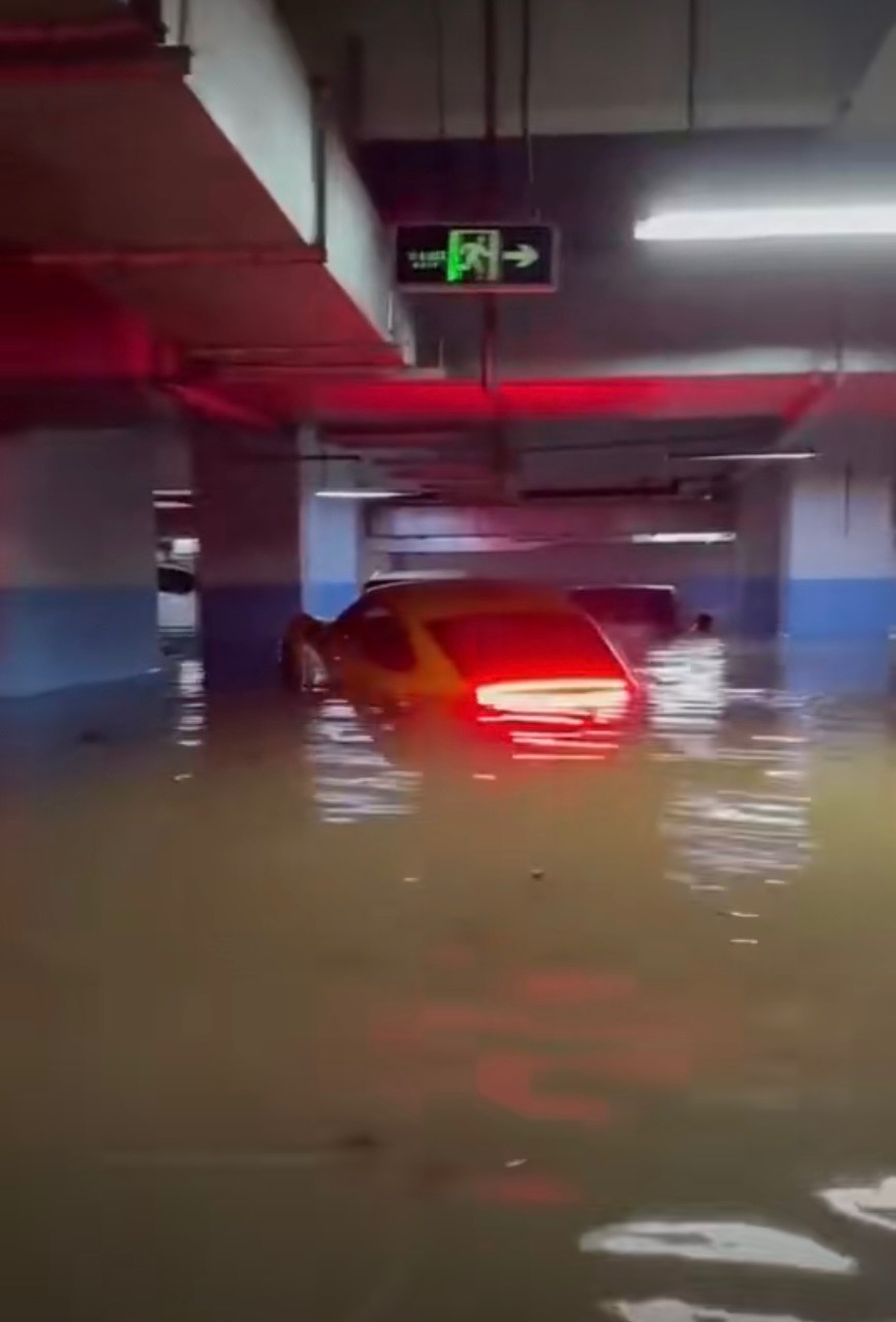 深圳出現暴雨，多區出現嚴重水浸，有停車場被浸。