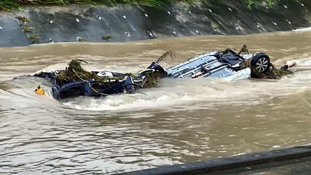 錦田河兩車在水中央。fb:車cam L(香港群組) 錦田河兩車在水中央。fb:車cam L(香港群組)