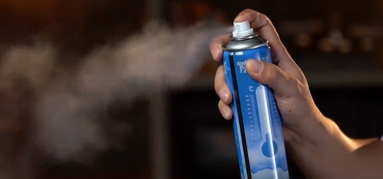 日常生活中常见的防晒喷雾、杀虫剂、空气清新剂等产品，喷出的极细颗粒极易被吸入气道深部。 微博