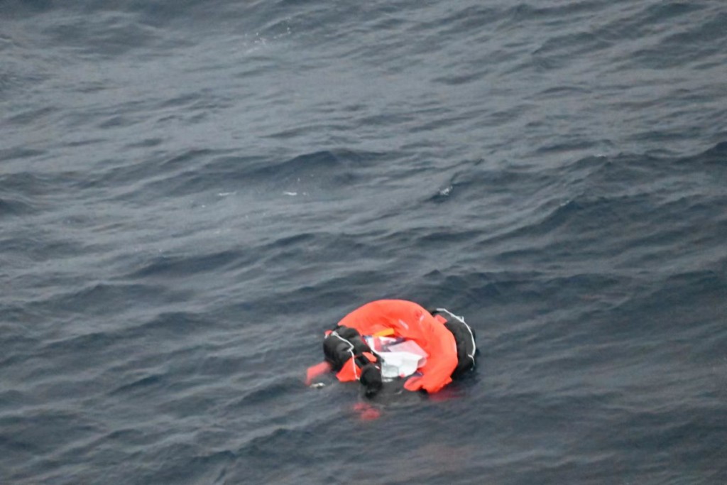 現場發現的疑似失事船舶救生筏。 海南省海事局 