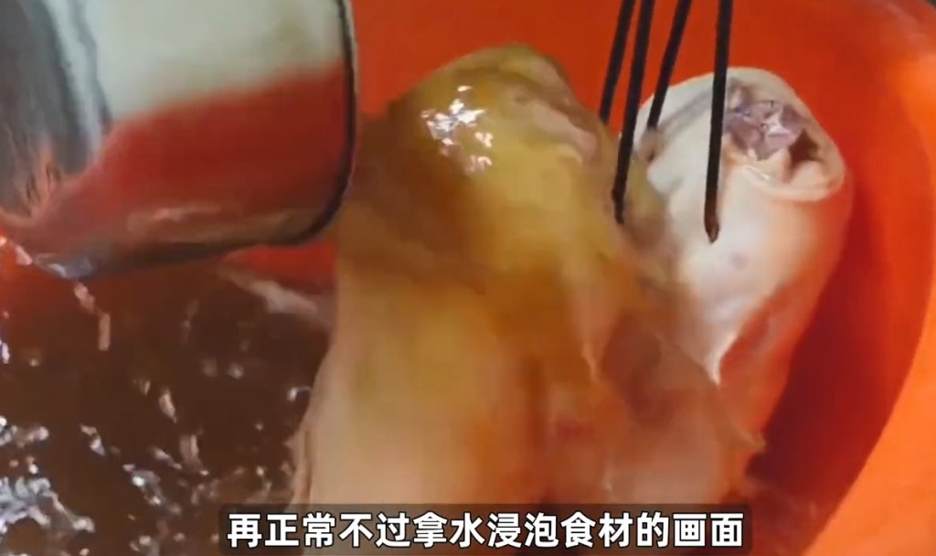 内媒表示影片内双氧水浸鸭子，其实是正常以水浸泡食材的画面（抖音@中国食品报融媒体）