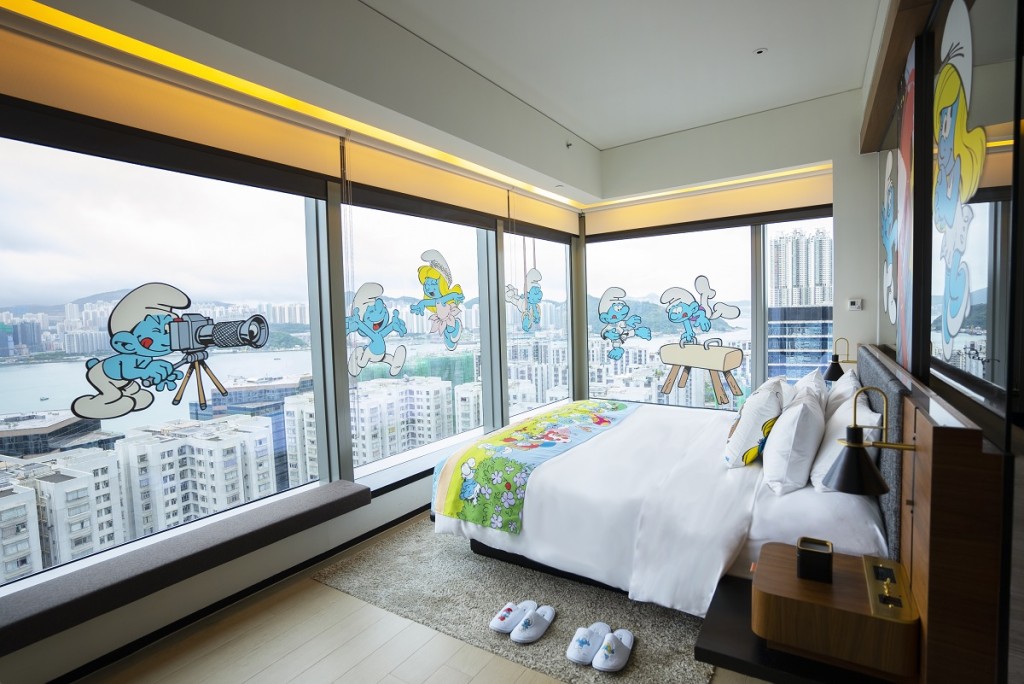 香港东隅酒店的海景精选客房，两面落地大玻璃窗都贴满蓝精灵的主题贴纸。