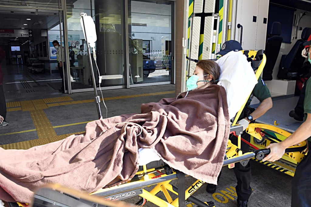 一名女跑手送院治理。楊偉亨攝 一名女跑手送院治理。楊偉亨攝