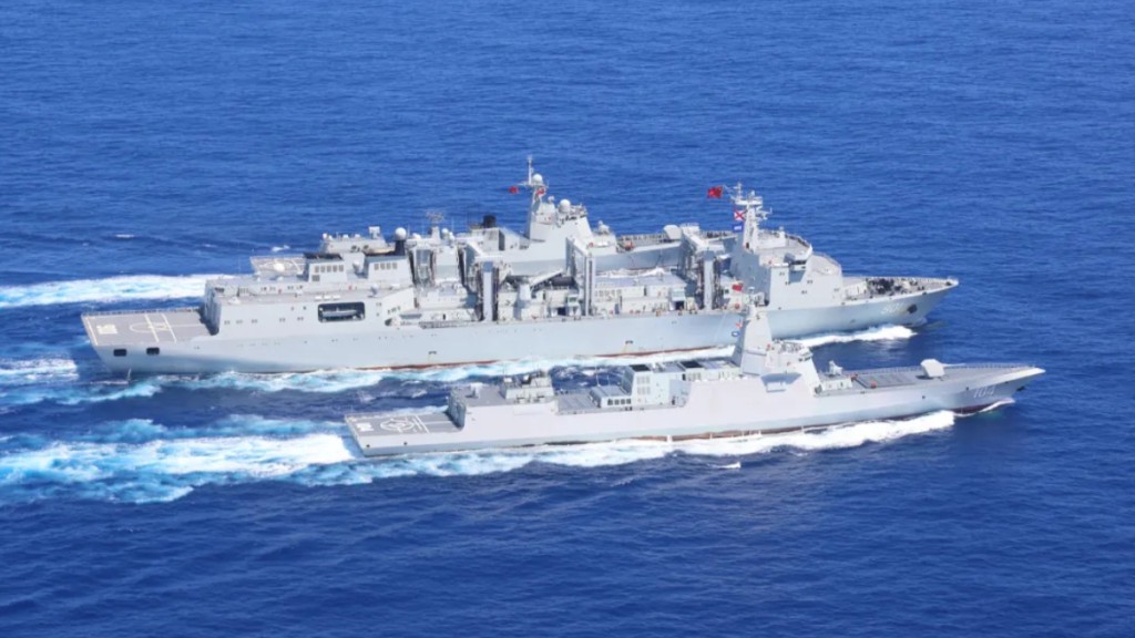 6月上旬,海軍航空母艦編隊在西太平洋海域進行訓練,圖為編隊屬艦進行航行補給。《人民日報》 6月上旬,海軍航空母艦編隊在西太平洋海域進行訓練,圖為編隊屬艦進行航行補給。《人民日報》