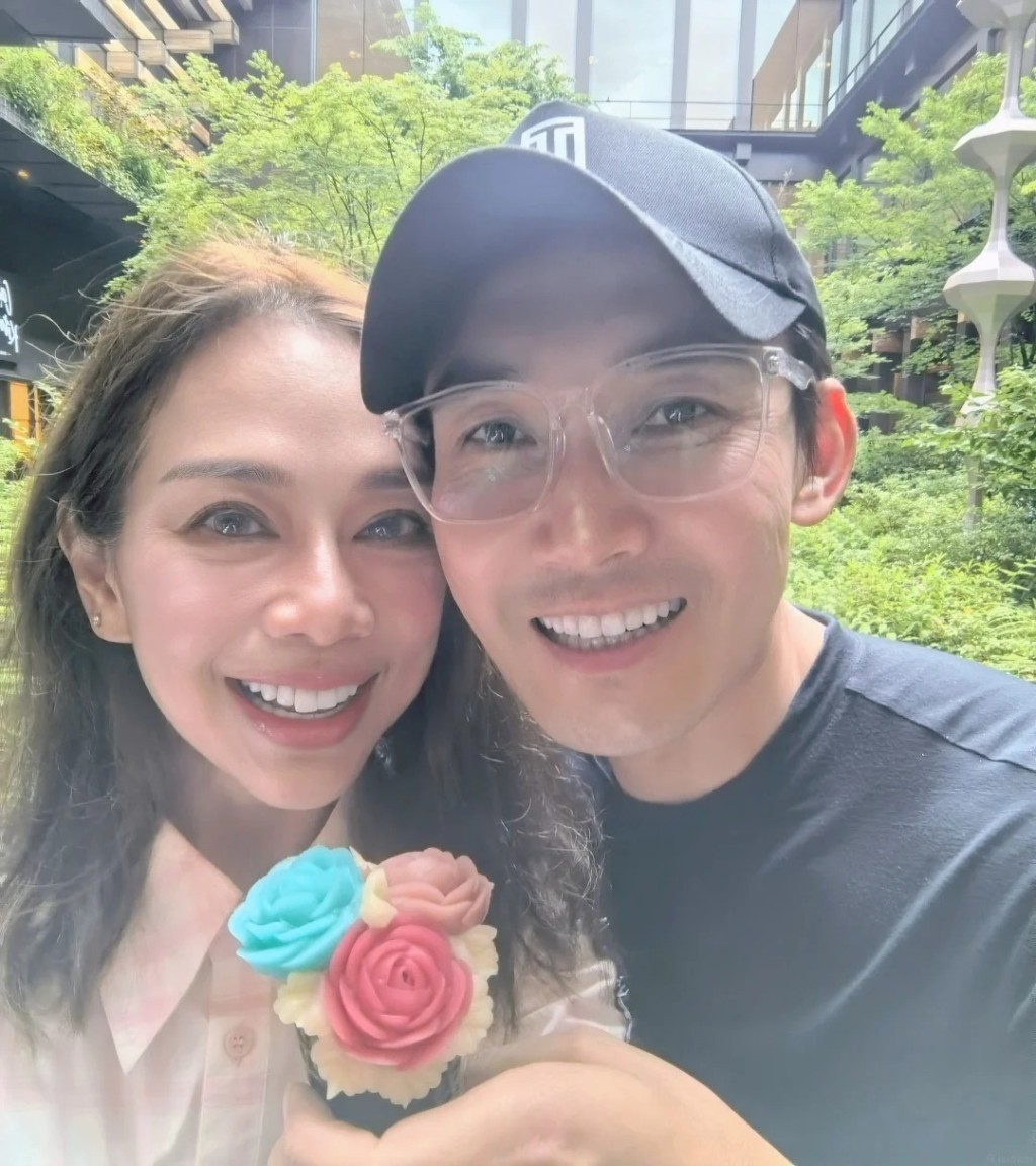 陳松伶近日在社交平台分享與老公張鐸的合照,卻被網民指二人憔悴殘爆,張鐸眼角更有魚尾紋。 陳松伶近日在社交平台分享與老公張鐸的合照,卻被網民指二人憔悴殘爆,張鐸眼角更有魚尾紋。