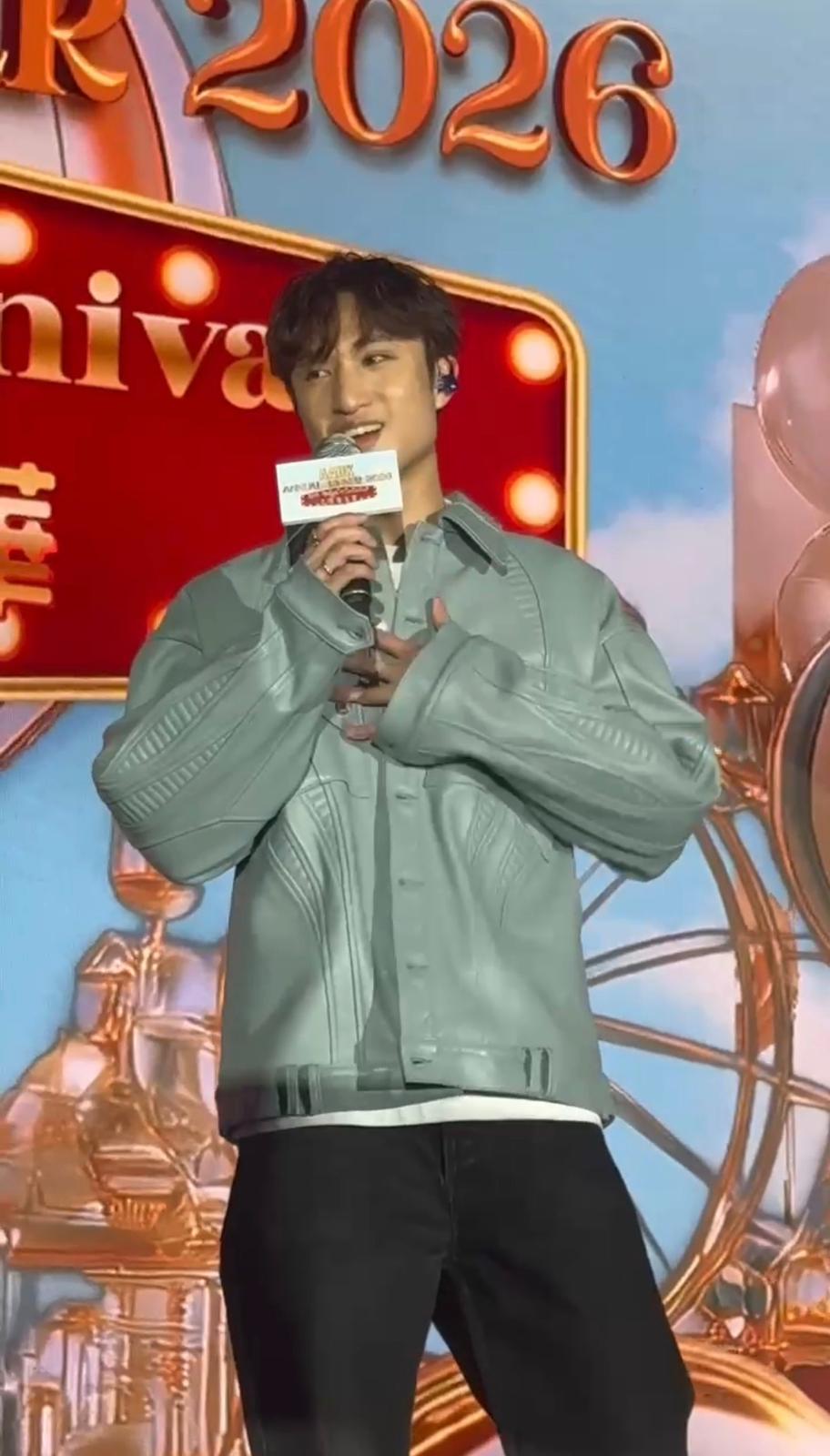 蔡俊彥憑歌寄意。 蔡俊彥憑歌寄意。