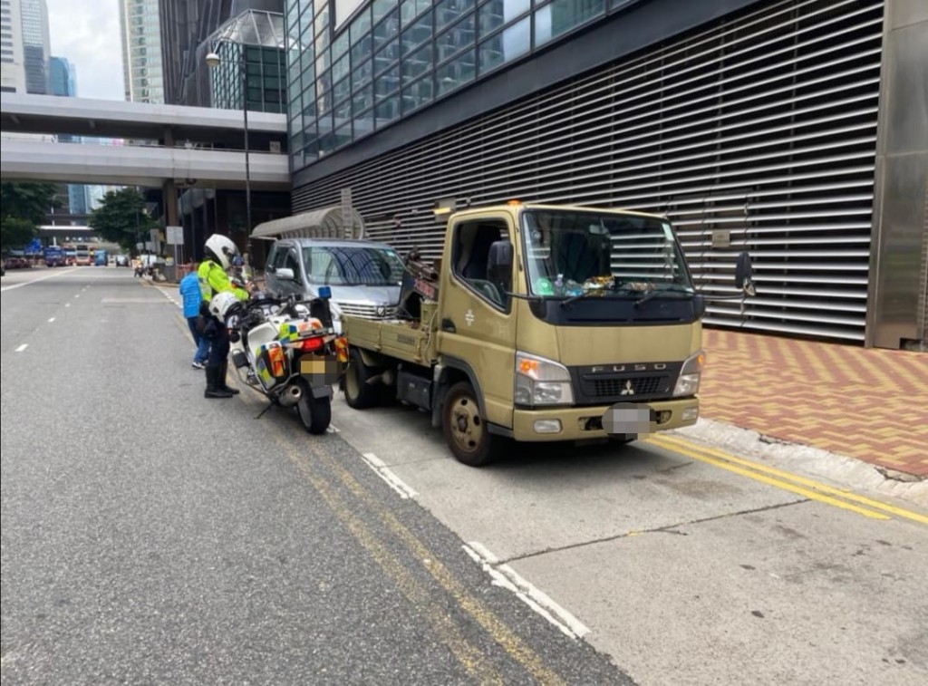 警方在港島區打擊違例泊車。警方提供