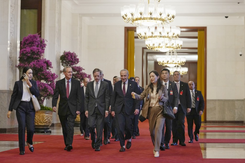 美国参议院多数党领袖、纽约州民主党人舒默（中右）与代表团在北京。AP