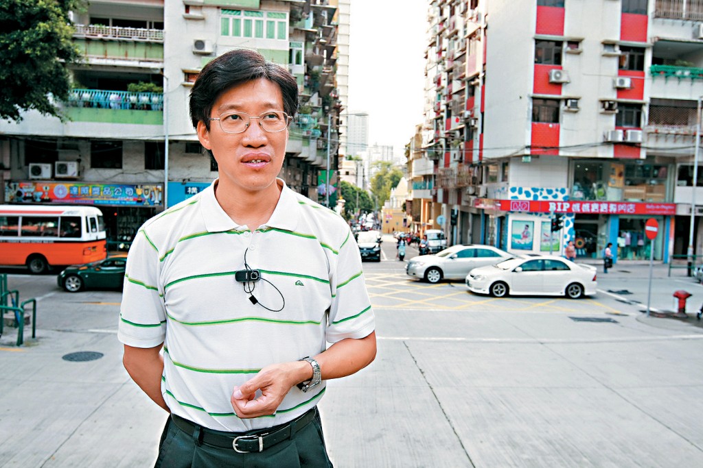 被捕的區錦新在澳門回歸前已開始擔任澳門市政議員，回歸後循立法會直選連續5屆擔任立法會議員，至2021年立法會選舉宣布不尋求連任。