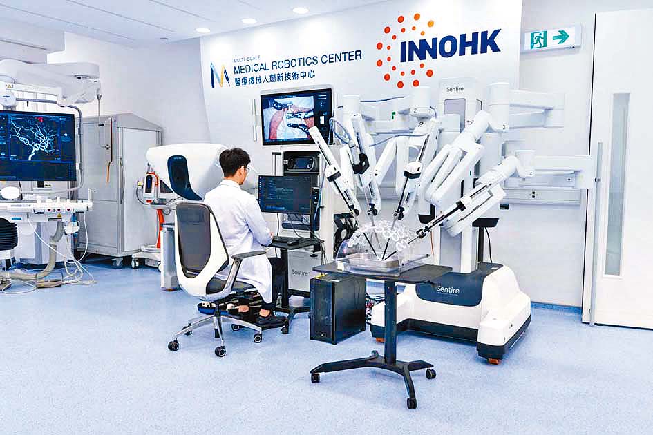 醫療機械人創新技術中心提供前沿設施，圖為研究員正操作手術機械人進行研究。