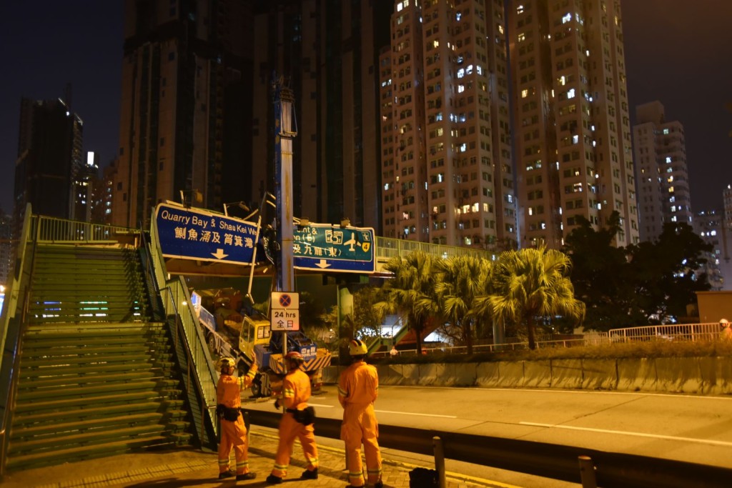 吊臂車車頭被升起。