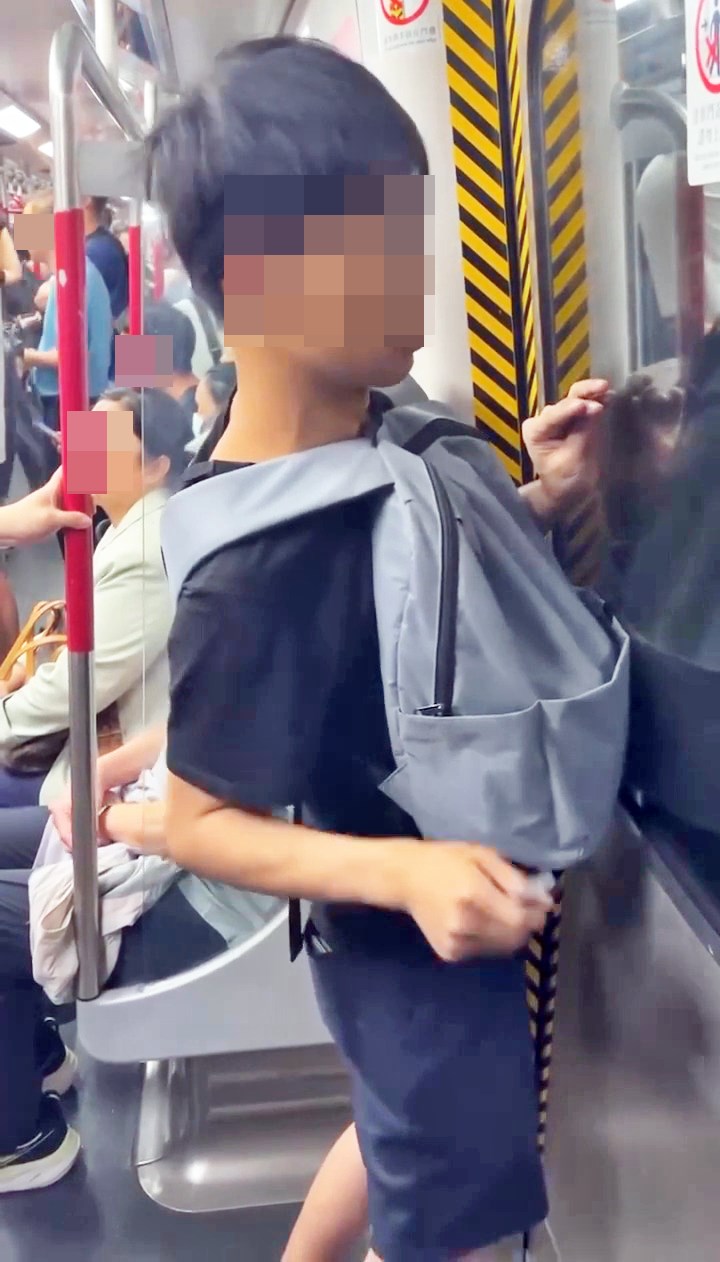 片中懷疑吸食「太空油毒品」的青年, 把背囊孭在胸前,身體面向車門,右手 手持疑似電子煙的物體。fb「香港突發事故報料區及討論區」截圖 片中懷疑吸食「太空油毒品」的青年, 把背囊孭在胸前,身體面向車門,右手 手持疑似電子煙的物體。fb「香港突發事故報料區及討論區」截圖