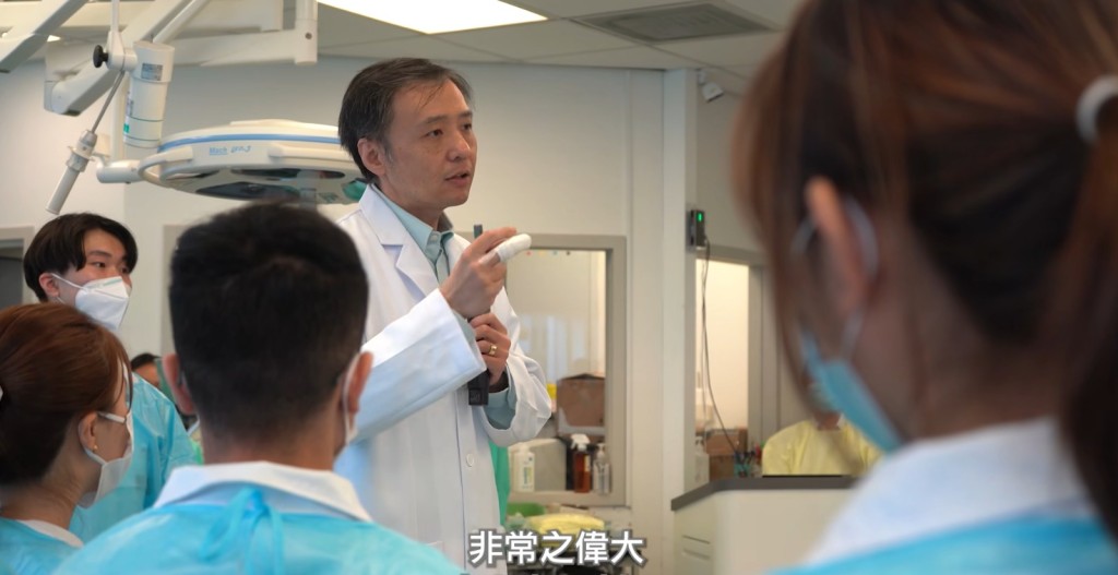 楊鑒博士向學生分享,每位大體老師生前都有愛他的家人和朋友,他們在生命盡頭選擇跨越生死貢獻社會,情操偉大。(圖:港大醫學院Facebook專頁片段截圖) 楊鑒博士向學生分享,每位大體老師生前都有愛他的家人和朋友,他們在生命盡頭選擇跨越生死貢獻社會,情操偉大。(圖:港大醫學院Facebook專頁片段截圖)