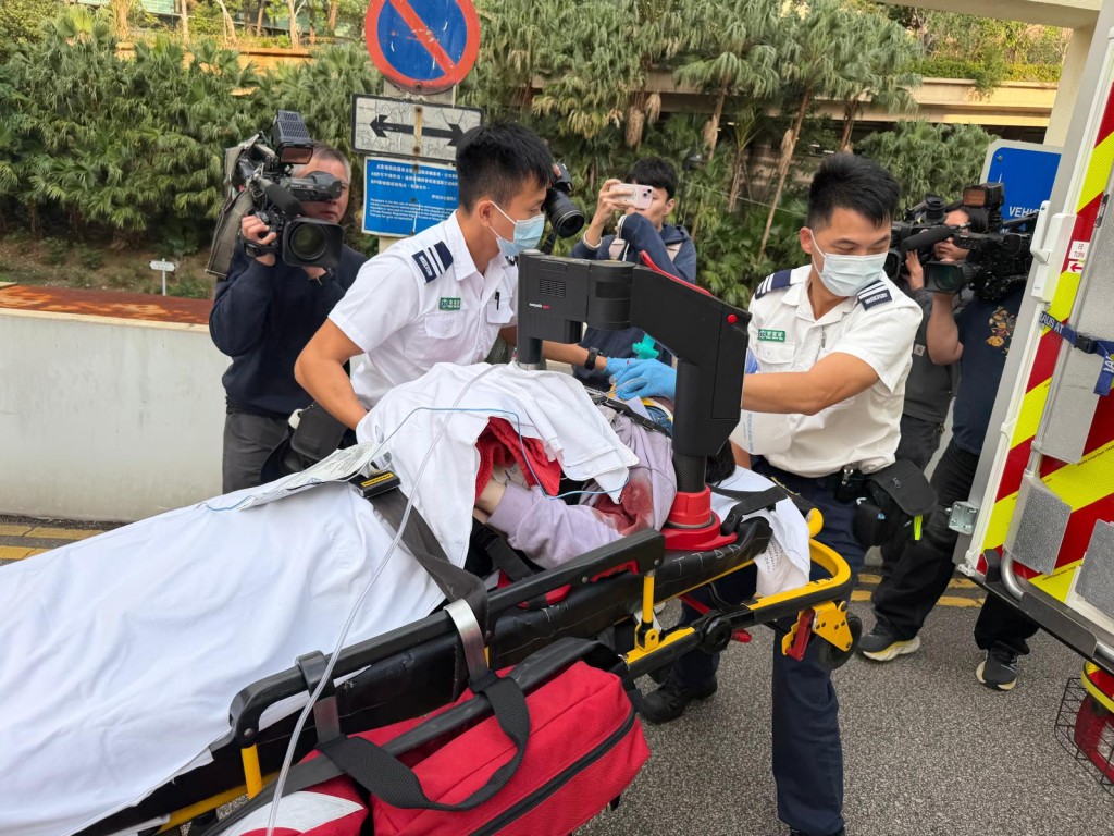 女途人重創昏迷，送院時被安上自動心外壓機器，送院搶救後不治。