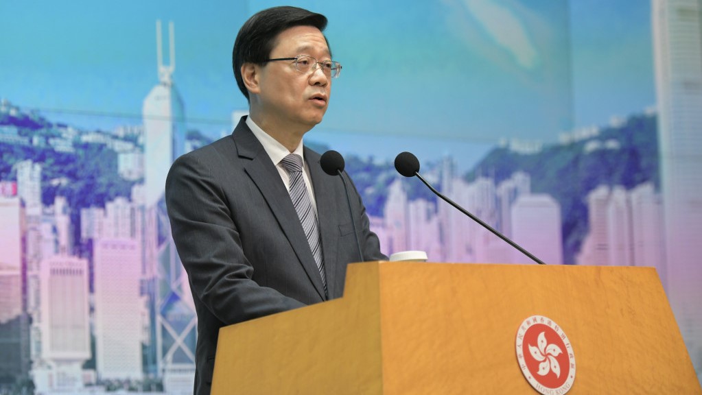 民調顯示,特首李家超的民望評分為56.9分,比上月上升2.5分,當中有10%受訪者給予李家超0分。資料圖片